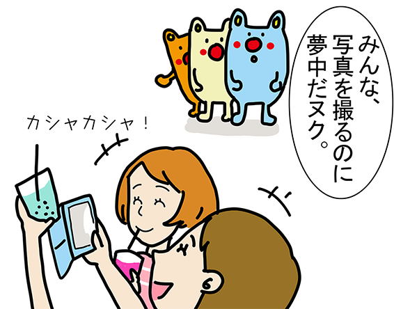 カシャカシャ!「みんな、写真を撮るのに夢中だヌク。」